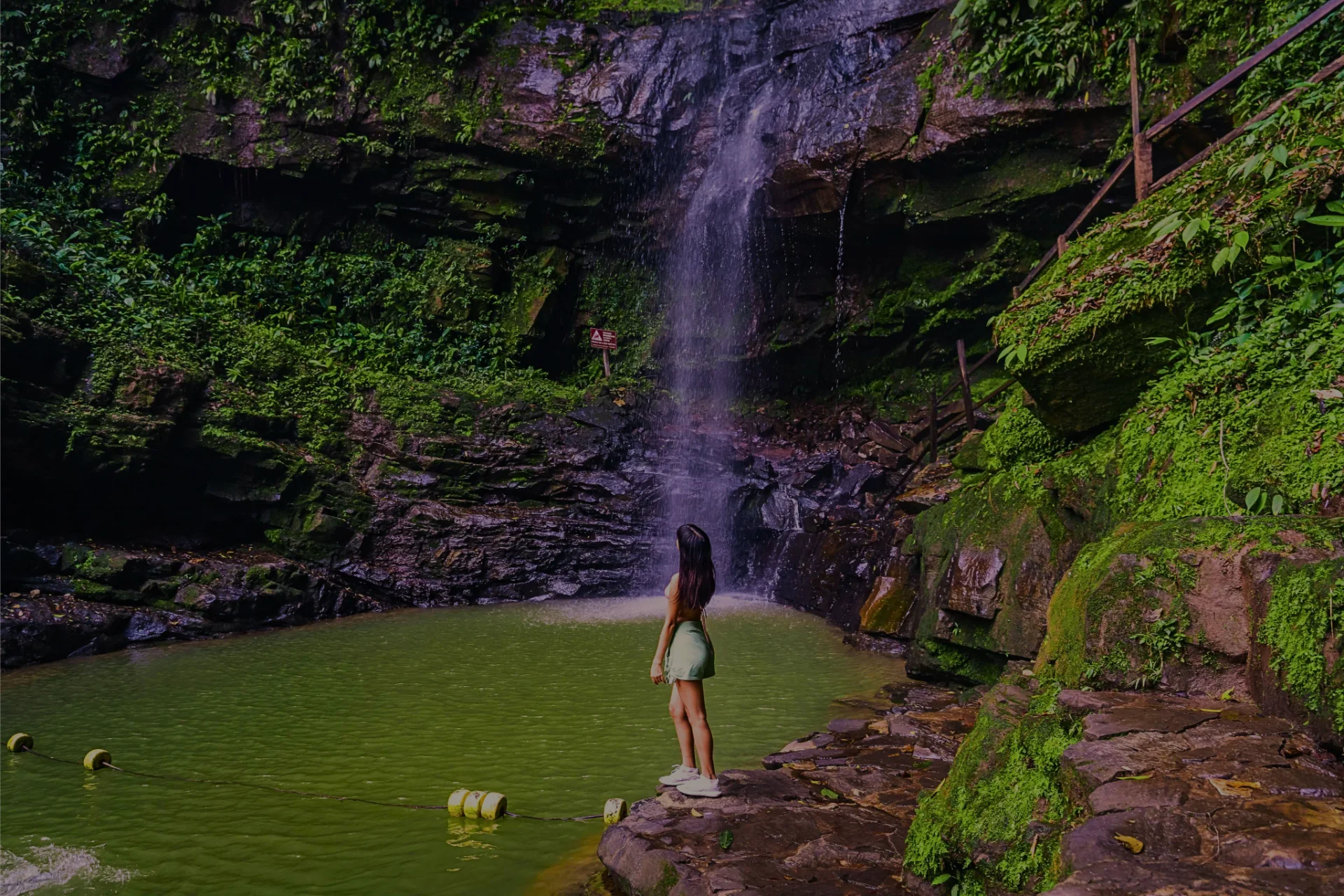 Reserva los mejores paquetes turísticos con alojamiento frente a la Laguna Azul en Sauce, Tarapoto. Viaja con todo incluido gracias a Guaros Group.