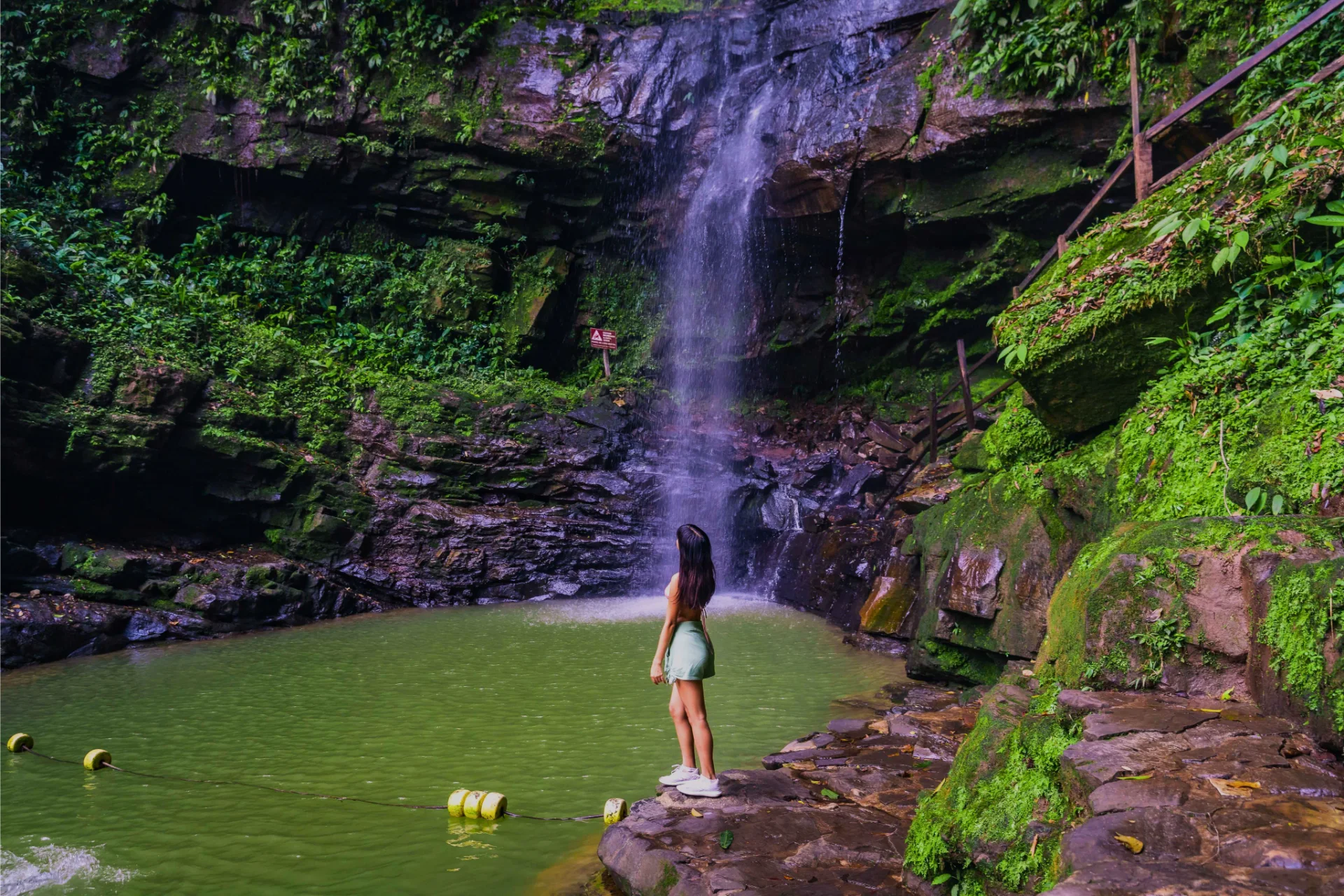 Reserva los mejores paquetes turísticos con alojamiento frente a la Laguna Azul en Sauce, Tarapoto. Viaja con todo incluido gracias a Guaros Group.